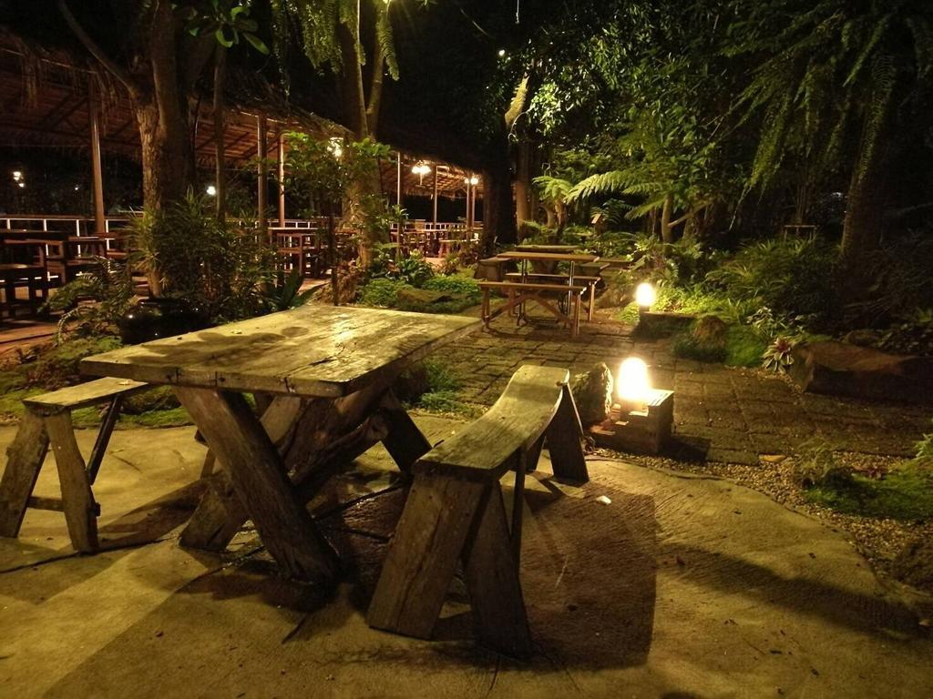 Young Coconut Garden Home Resort Amphawa Buitenkant foto