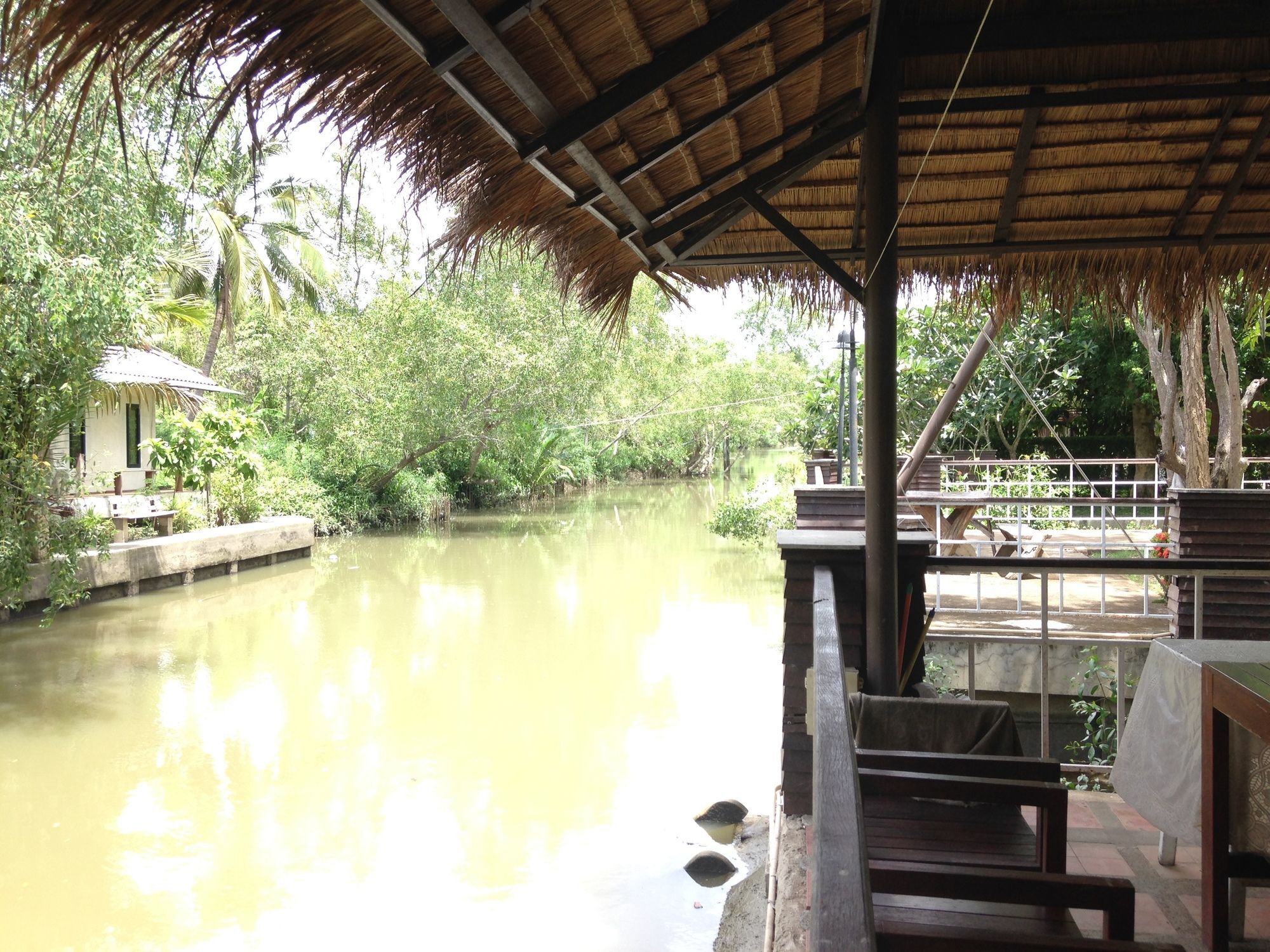 Young Coconut Garden Home Resort Amphawa Buitenkant foto