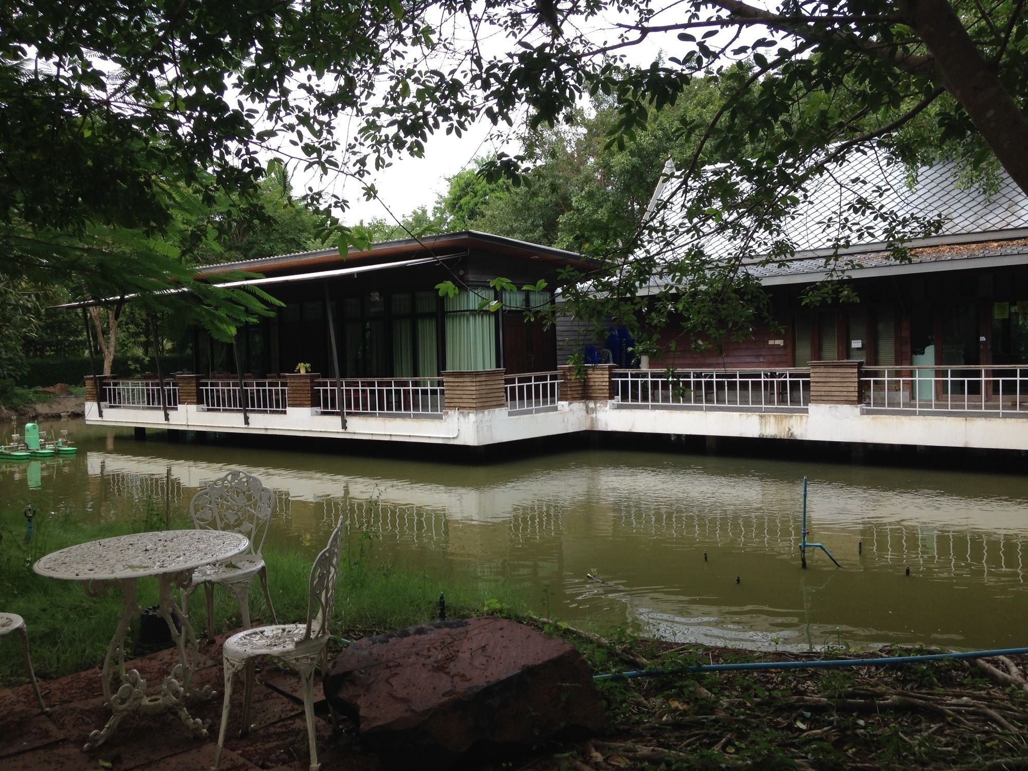 Young Coconut Garden Home Resort Amphawa Buitenkant foto